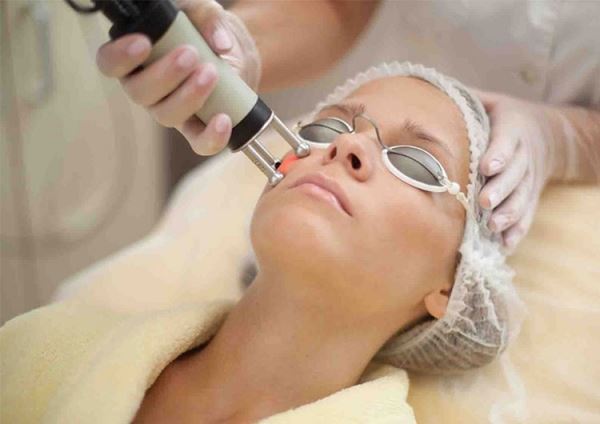 Как убрать морщины вокруг глаз: 5 лучших салонных процедур