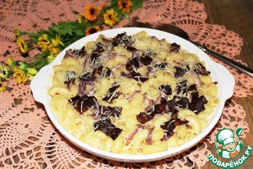 Макароны с беконом и луком в сливочной заливке